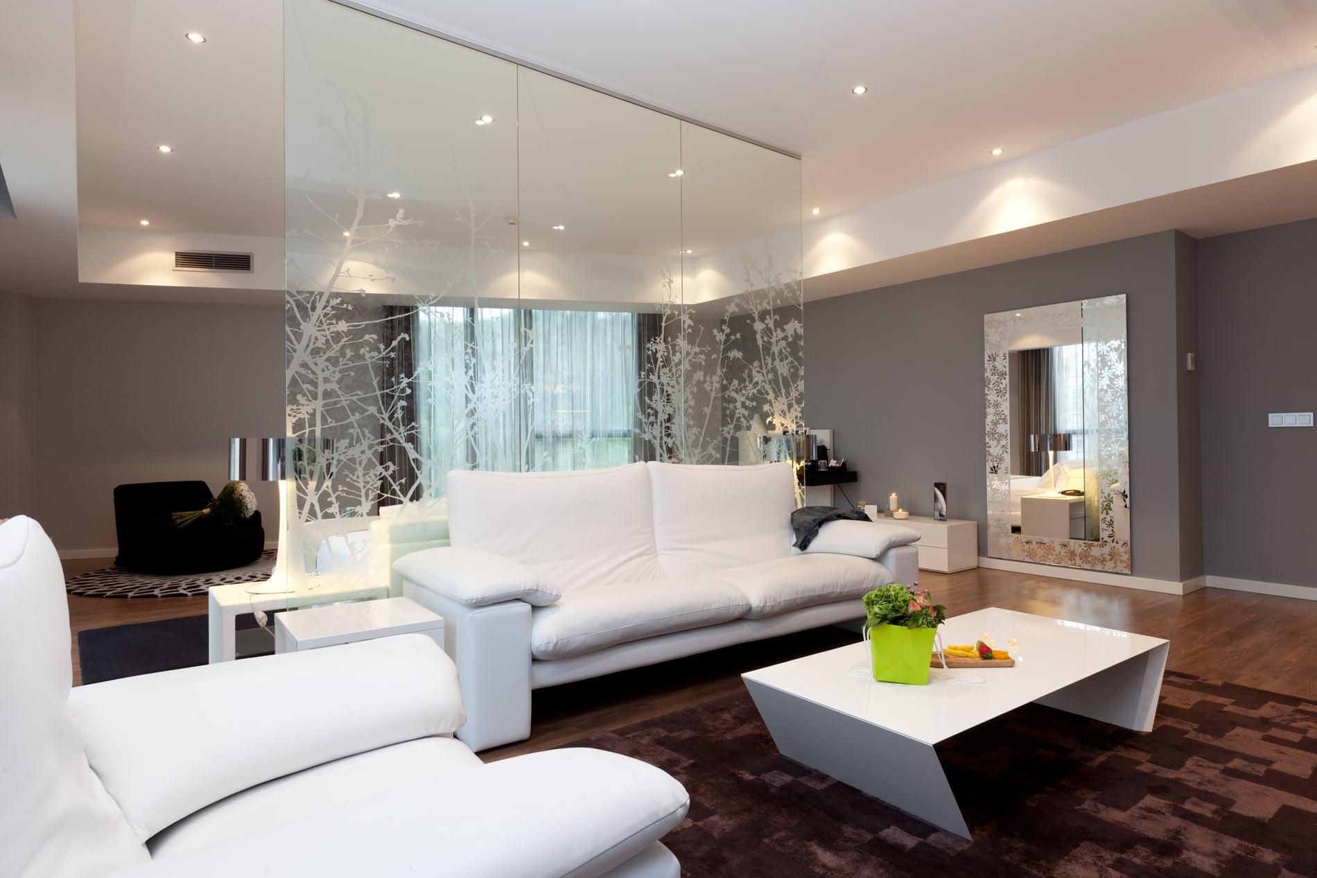 Spirit Hotel Gran Bilbao Zewnętrze zdjęcie Mirrored wall in a living room