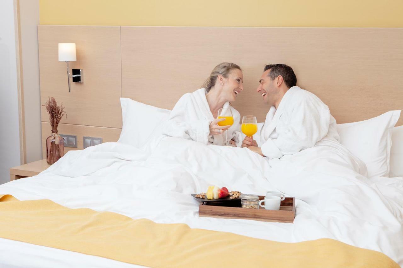 Spirit Hotel Gran Bilbao Zewnętrze zdjęcie couple in bathrobe